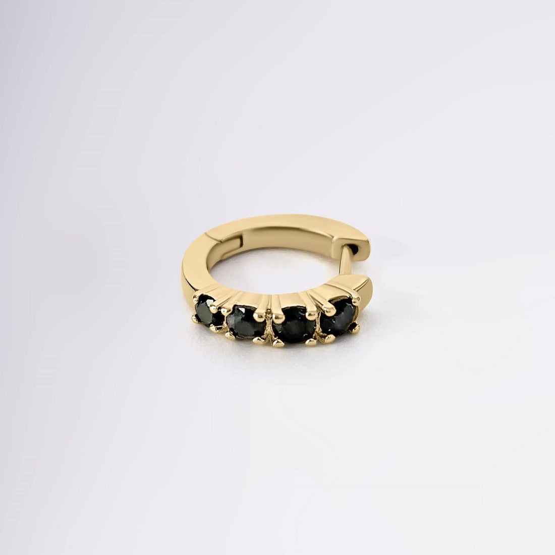 Boucles Tadeo, mini créoles en plaqué or avec zircons noirs, vue de face