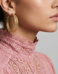 Boucles d’oreilles créoles Tomazo en plaqué-or portées – Jossepo