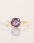 Détail bague Delia zirconia violette facettée plaqué or 18 carats – Jossepo