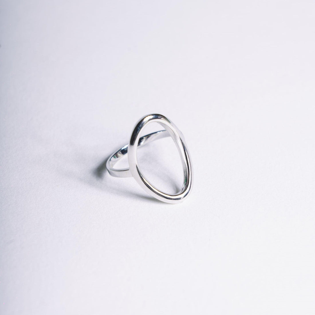 Bague KATHIA en argent 925 avec design ovale incliné