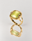 Bague dorée Kléber avec pierre verte et monture ajourée, vue de face – Jossepo