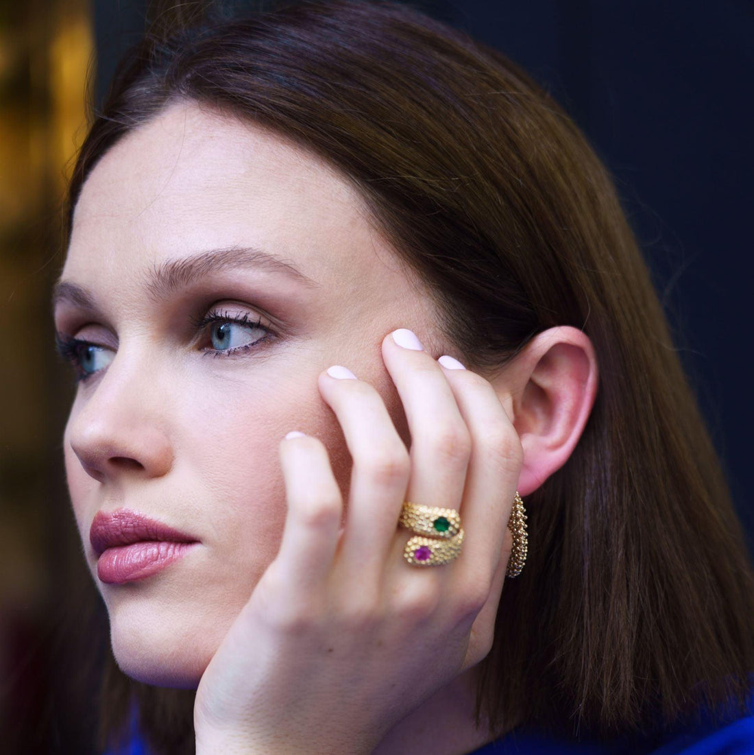 Bague LOTU plaqué or 14 carats avec zircons vert et rose – Vue portée main gauche