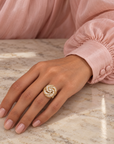 Bague torsadée Mirabeau en plaqué or avec pierres scintillantes portée à la main – Jossepo