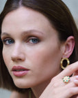 Bague Olympia en forme de fleur sertie de pierres émeraude, finition dorée – Jossepo