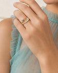 Bague Xaviera portée à la main style chic et moderne – Jossepo