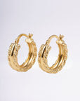 Détail boucles d’oreilles Carmela plaqué or 18 carats bijou raffiné – Jossepo