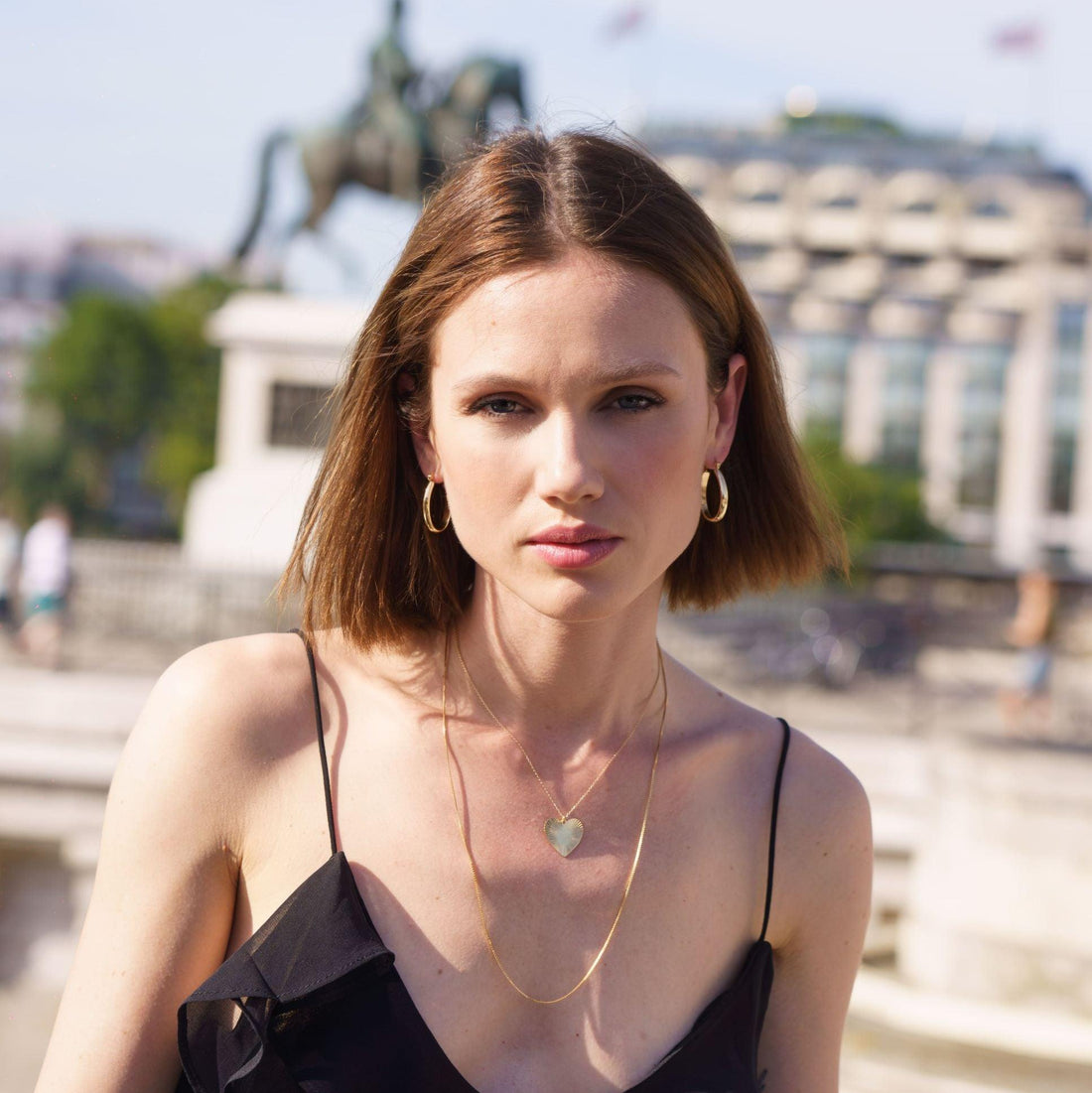 Boucles Laetia portées avec une tenue chic et raffinée