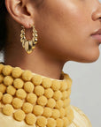 Boucles d’oreilles Maëva en plaqué-or portées, design sculptural et finition brillante – Jossepo