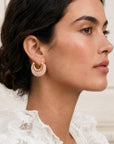 Boucles d’Oreilles Peace roses en résine et acier inoxydable doré – Jossepo