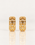 Boucles d’oreilles Sèvres 16 mm en plaqué or, paire de petites créoles à motifs losanges vue de face sur fond clair avec reflet.