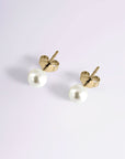 Boucles d’oreilles dorées avec perles blanches – Jossepo