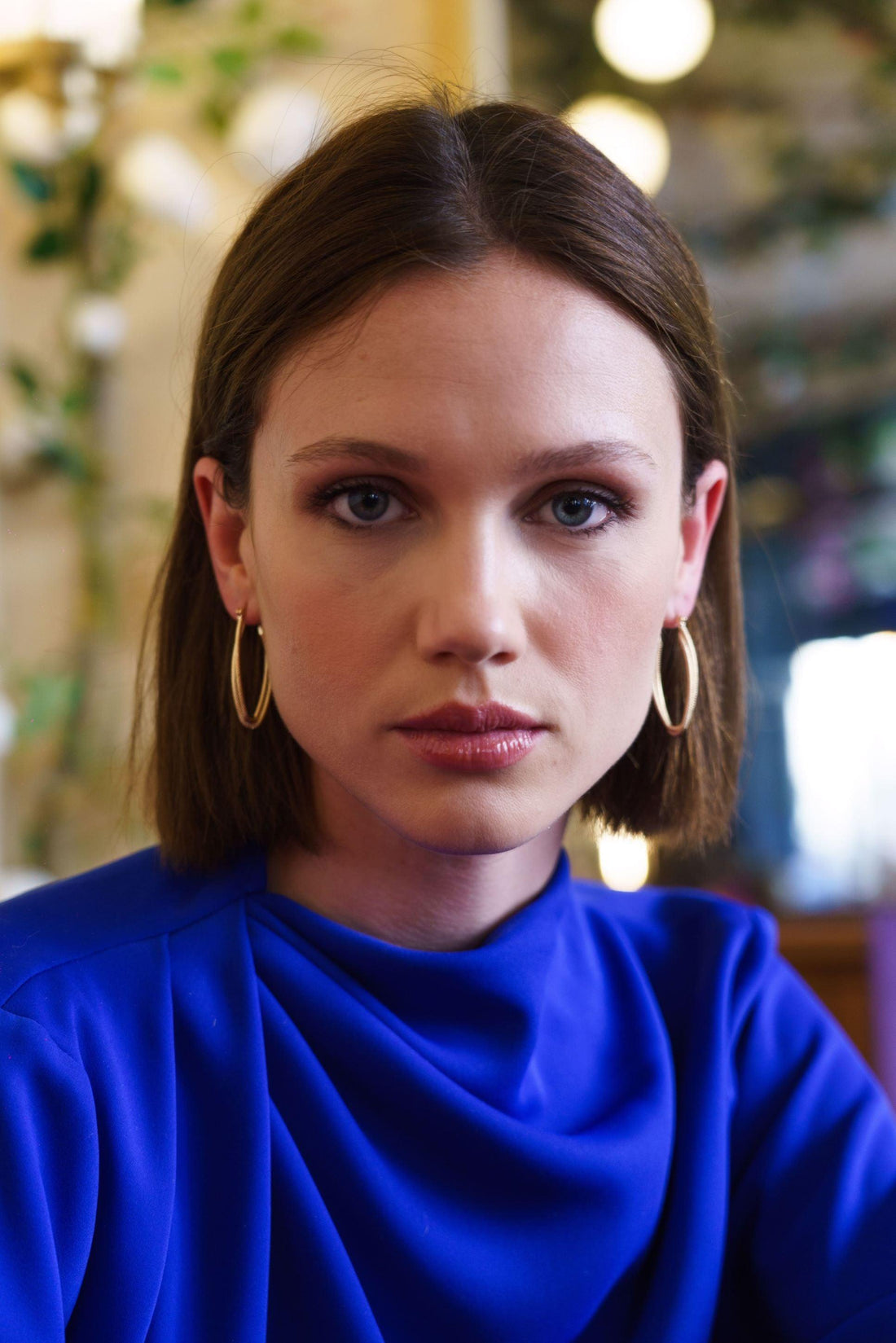 Boucles Sandri portées avec une tenue chic et moderne