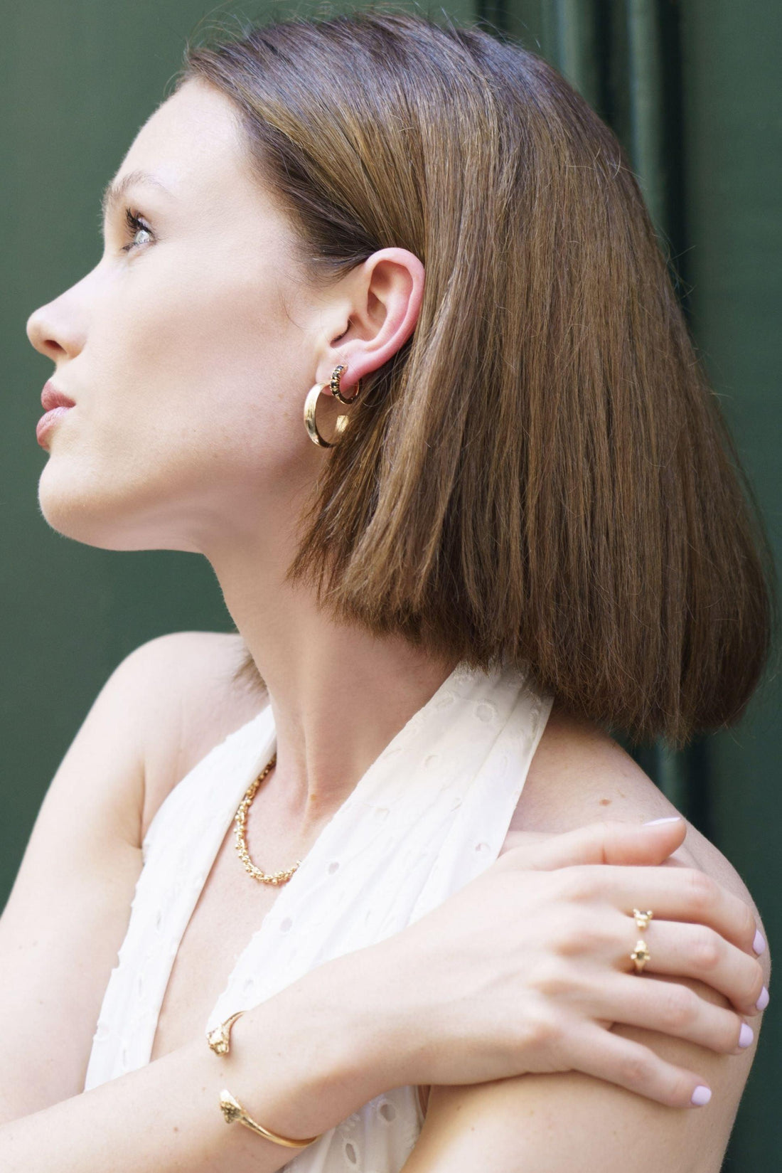 Boucles Tadeo portées avec un look moderne et chic