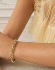 Bracelet Violette porté au poignet style chic et élégant – Jossepo