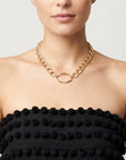 Collier Allegra en chaîne dorée avec maillon ovale central, plaqué or, porté sur peau – Jossepo