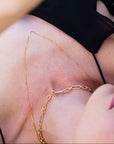 Collier Marie en plaqué or 18 carats porté sur modèle en extérieur – Jossepo