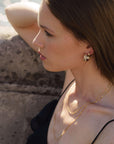 Collier Terre long en plaqué or 18 carats porté par un modèle – Jossepo