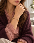 Jonc Aigle porté avec une blouse rose à volants et un cardigan prune dans un appartement parisien