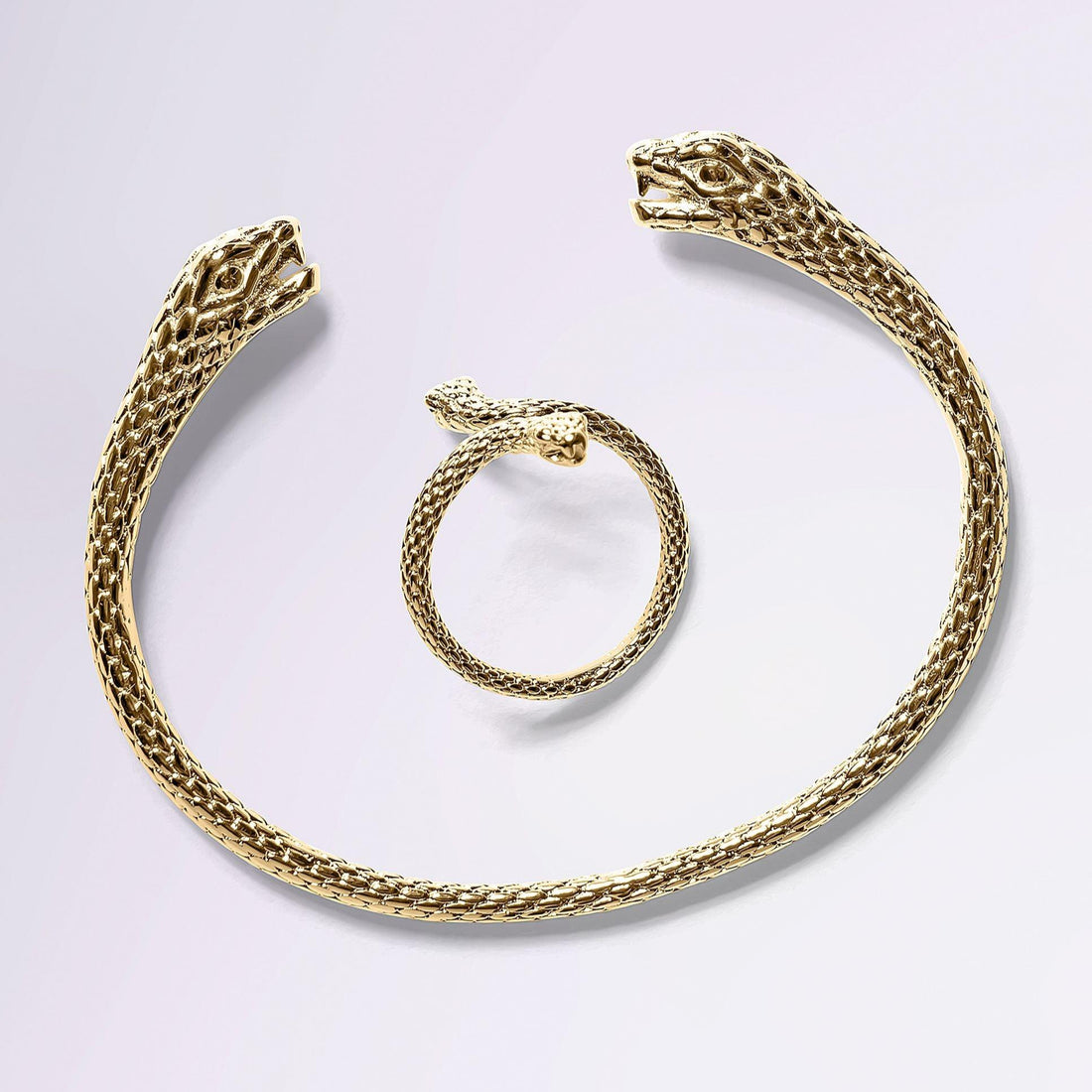 Gros plan tête de serpent Bague Serpente
