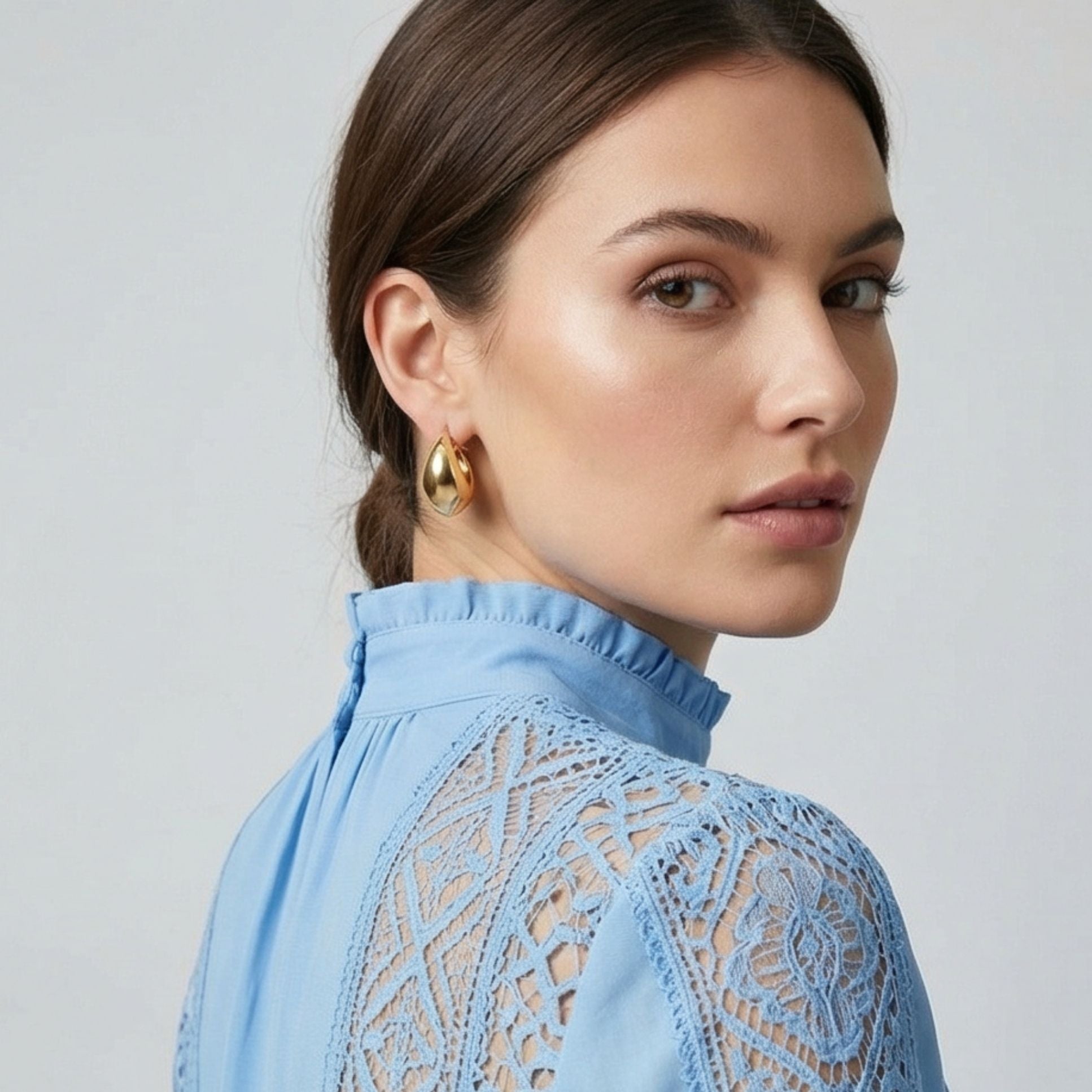 Boucles d’oreilles Giulia dorées en plaqué or portées, design élégant et moderne pour femme – Jossepo