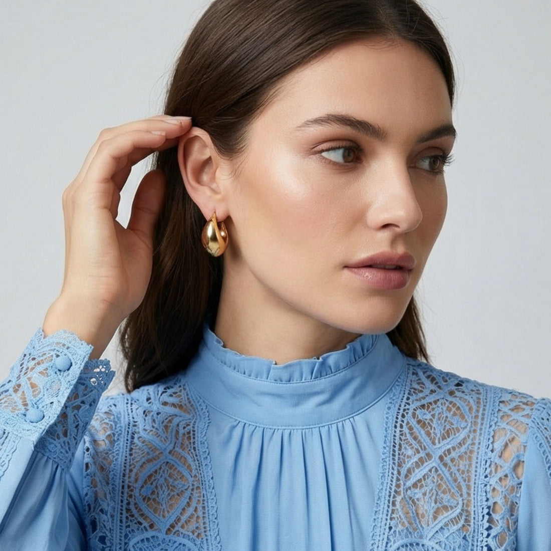 Boucles d’oreilles Giulia en plaqué or portées, bijou chic et intemporel pour femme – Jossepo