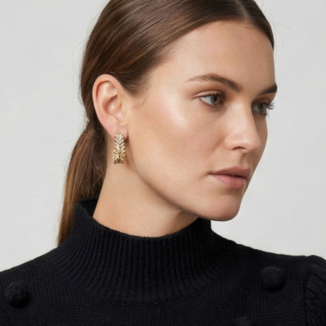 Boucles d’oreilles Enzo en plaqué-or portées, créoles texturées au style élégant et moderne – Jossepo