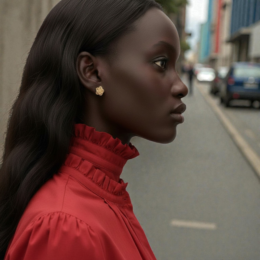 Modèle portant des boucles d’oreilles dorées en forme de fleur, style élégant et raffiné – Jossepo