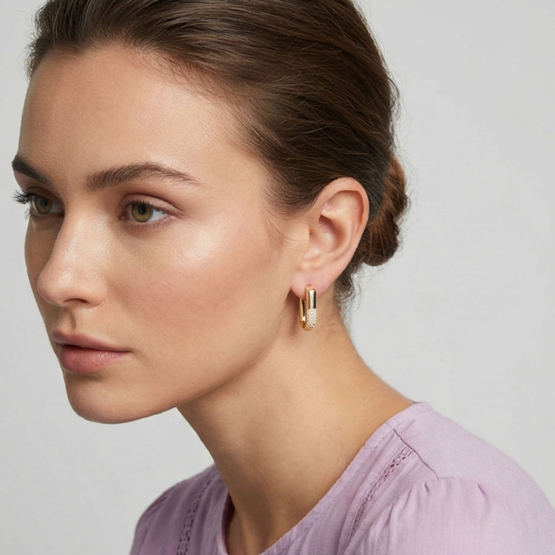 Créoles Romy en plaqué or serties de zircons portées, boucles d’oreilles lumineuses et féminines – Jossepo