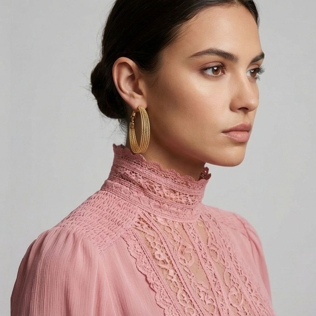 Détail des créoles Tomazo en plaqué-or 3 microns – Jossepo