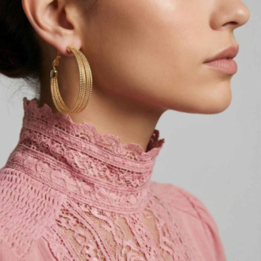 Boucles d’oreilles créoles Tomazo en plaqué-or portées – Jossepo