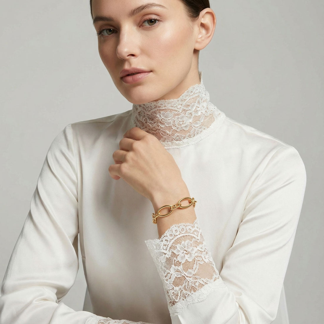 Bracelet Benito bijou moderne en plaqué or 18 carats porté au poignet – Jossepo