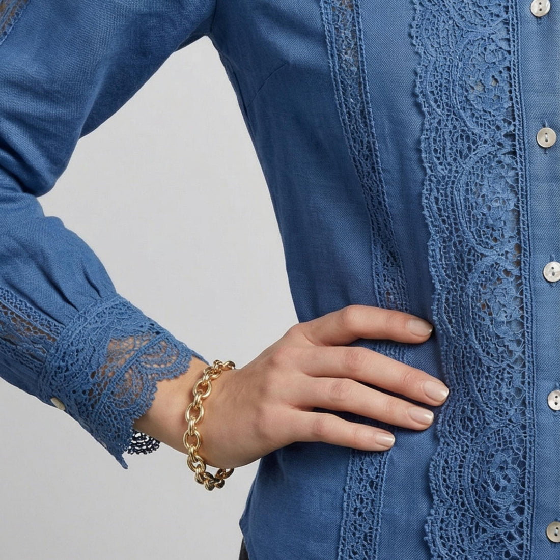 Bracelet Livia chaîne large en plaqué or 18 carats sur fond clair – Jossepo