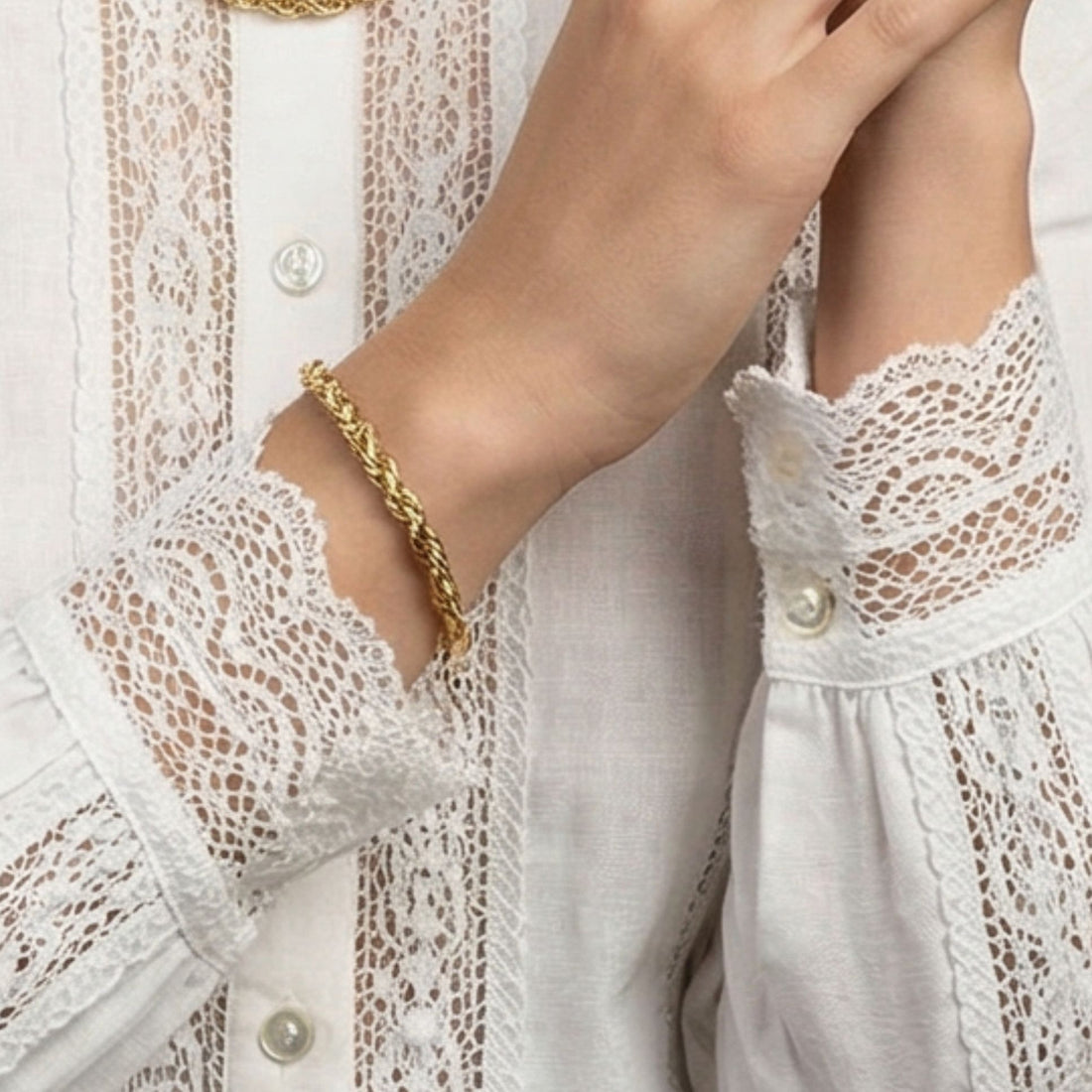 Détail de la chaîne torsadée du bracelet Marianne en plaqué or – Jossepo