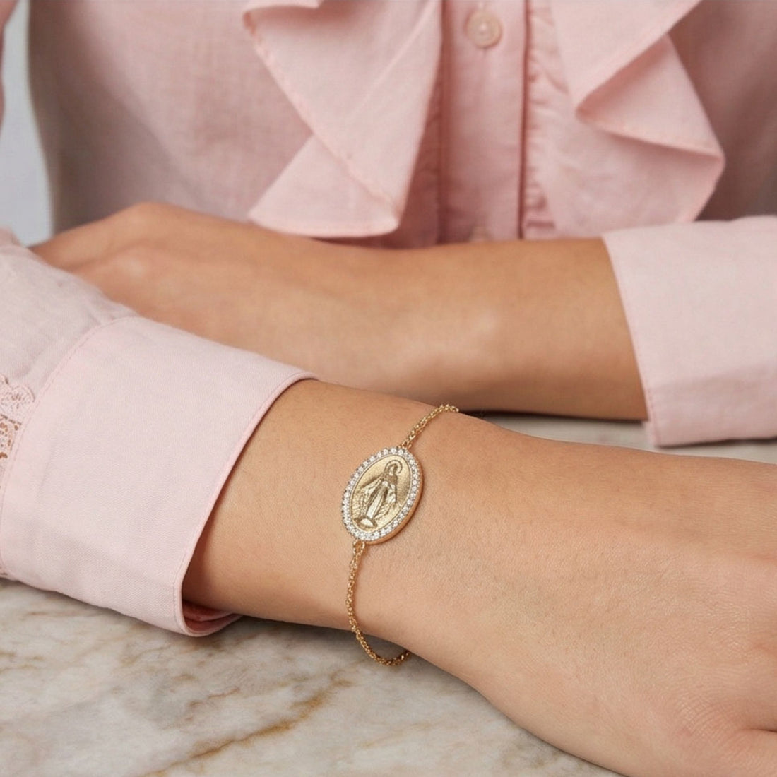 Détail du médaillon Vierge Marie entouré de pierres scintillantes – Jossepo