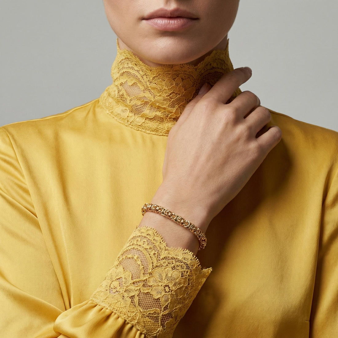 Bracelet Violette bijou chaîne élégant en plaqué or 18 carats porté au poignet – Jossepo