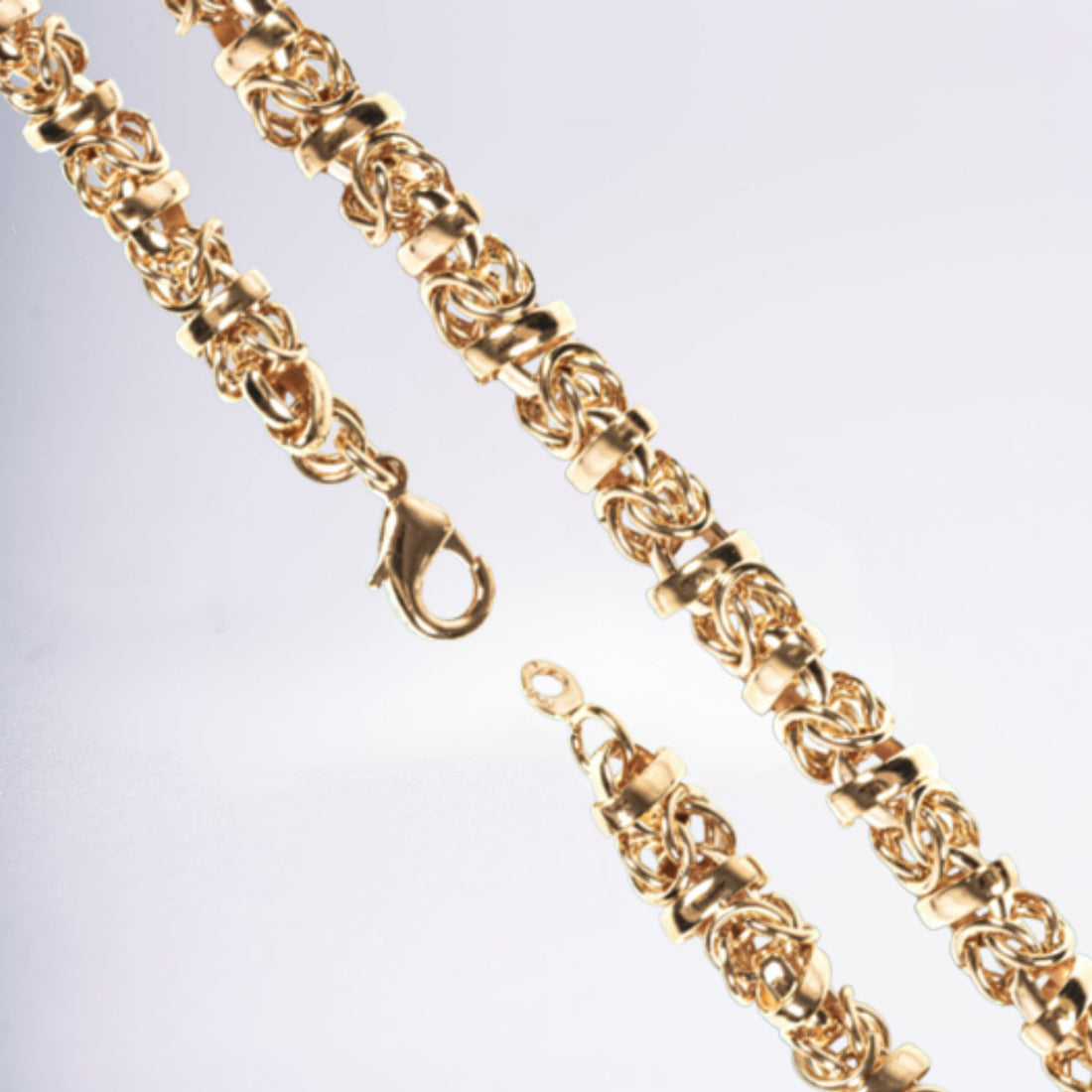 Bracelet Violette en plaqué or 18 carats porté au poignet sur fond clair – Jossepo