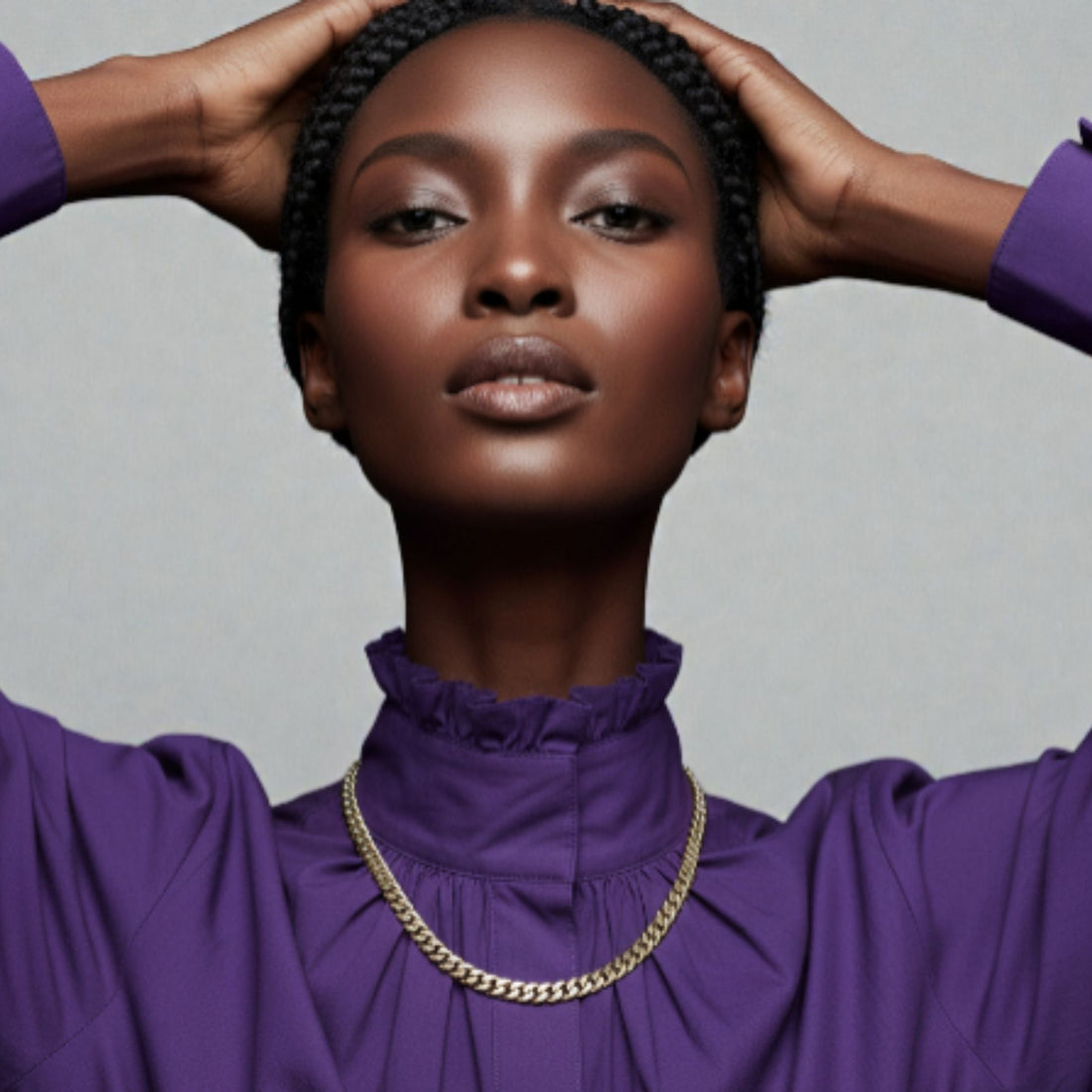 Collier Vannie en chaîne gourmette plaqué or 18 carats porté par un modèle – Jossepo