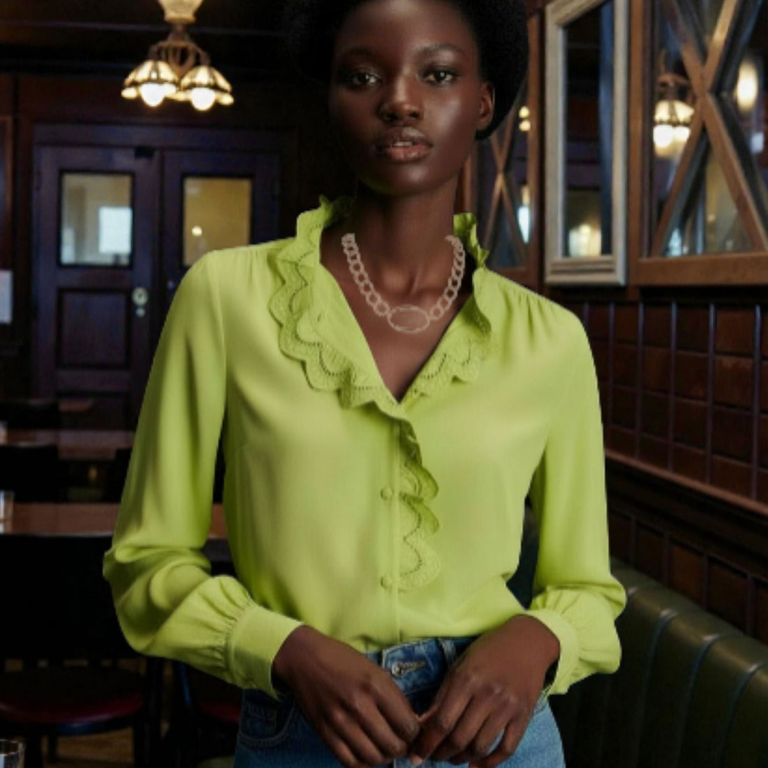 Femme portant un collier ovale en plaqué or, maille gourmette élégante et raffinée – Jossepo