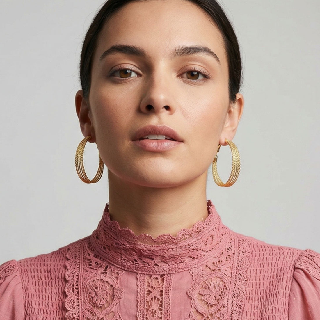 Créoles Tomazo portées, bijou élégant en plaqué-or – Jossepo