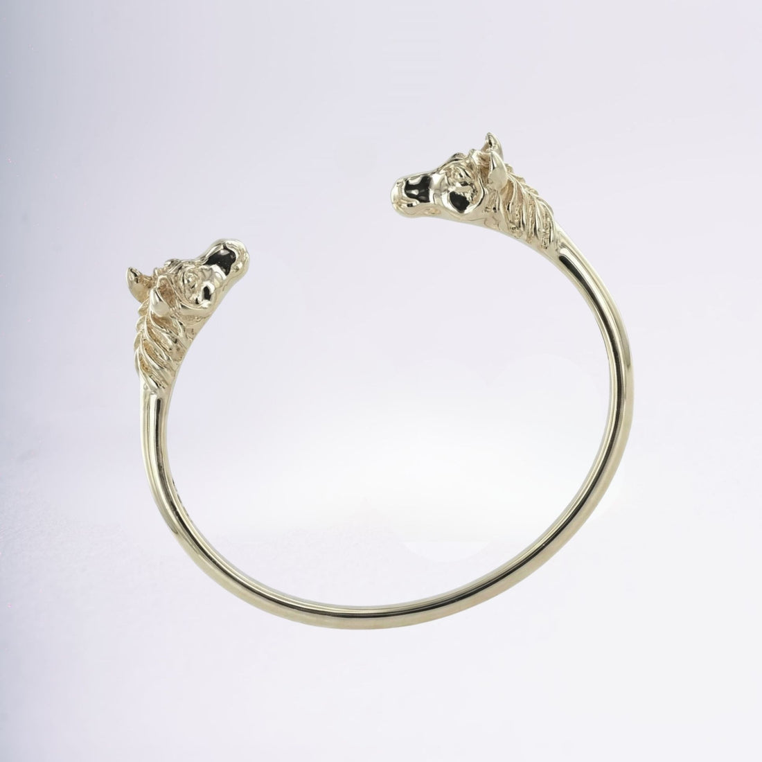 Jonc Cheval en plaqué or porté au poignet, bijou élégant et puissant – Jossepo