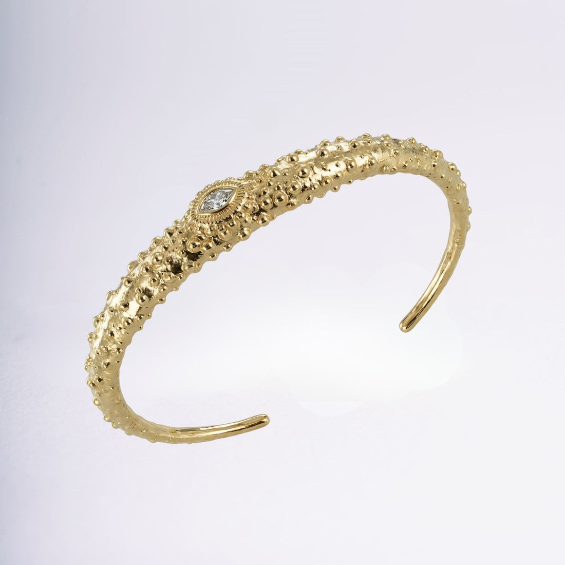 Jonc Kay en plaqué or 18 carats avec pierre centrale et texture couture – Jossepo