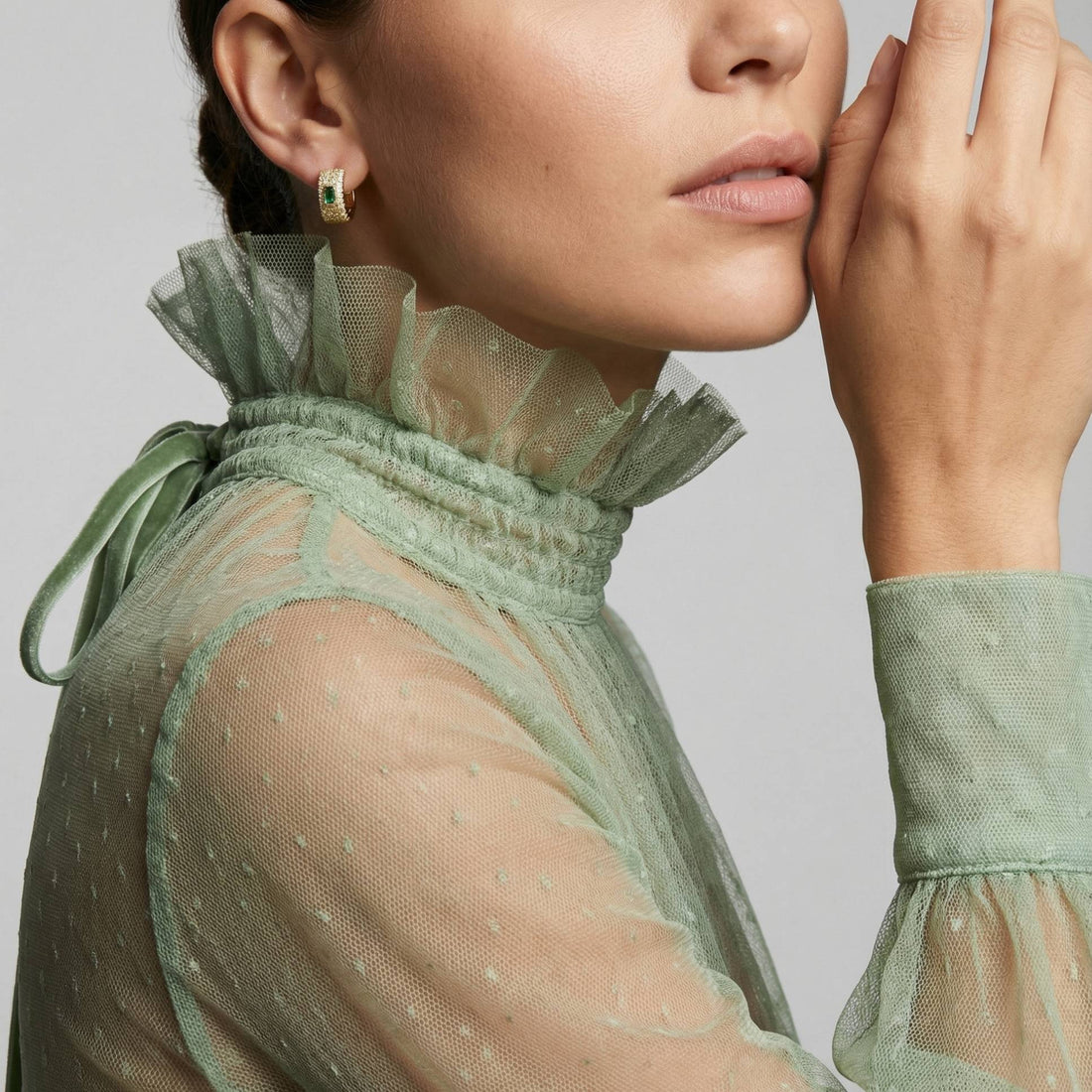 Détail des mini créoles Blondie dorées pavées, boucles d’oreilles élégantes avec pierre rectangulaire – Jossepo