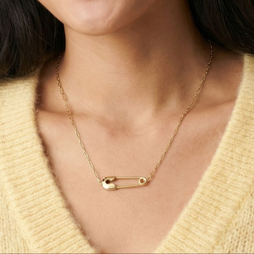 Détail des mini créoles Caterina en plaqué or portées, style chic et minimaliste – Jossepo