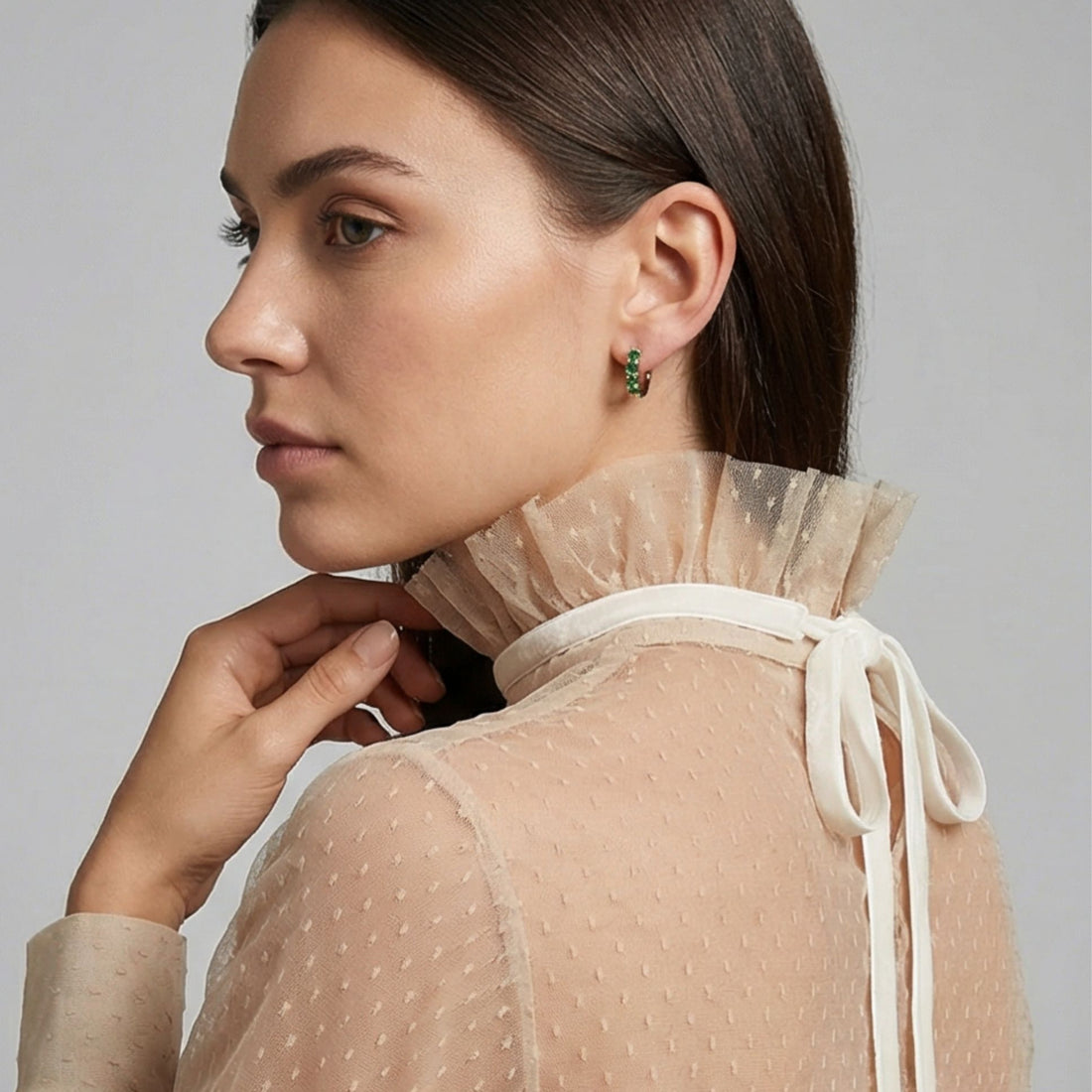 Mini créoles Mathéo en plaqué or et pierres vertes portées en vue de profil – Jossepo