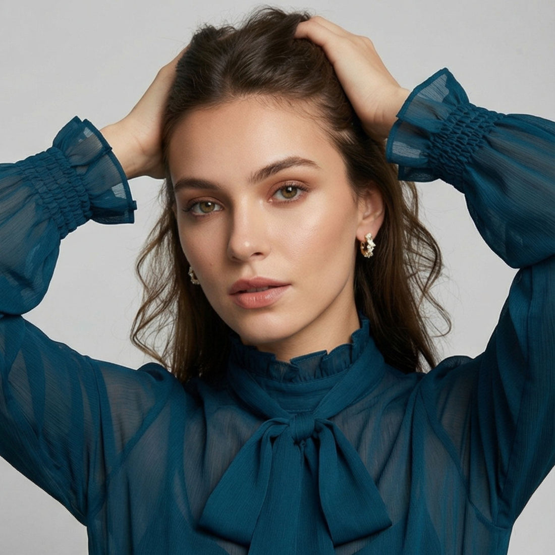 Mini créoles Regina en plaqué or vues ouvertes, créoles pavées avec système de fermeture – Jossepo