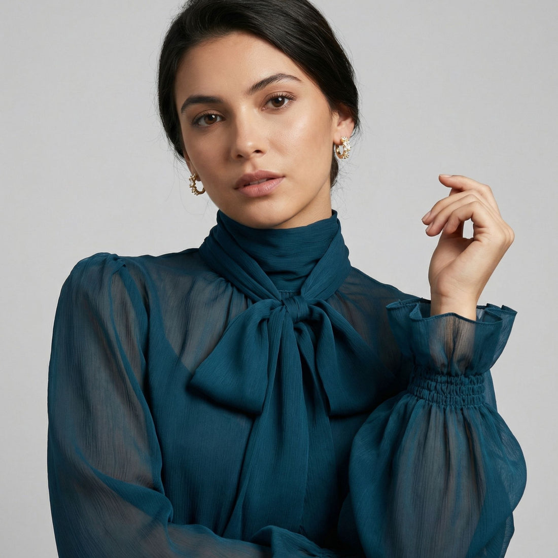 Mini créoles Regina en plaqué or pavées présentées sur fond clair, bijoux élégants et lumineux – Jossepo