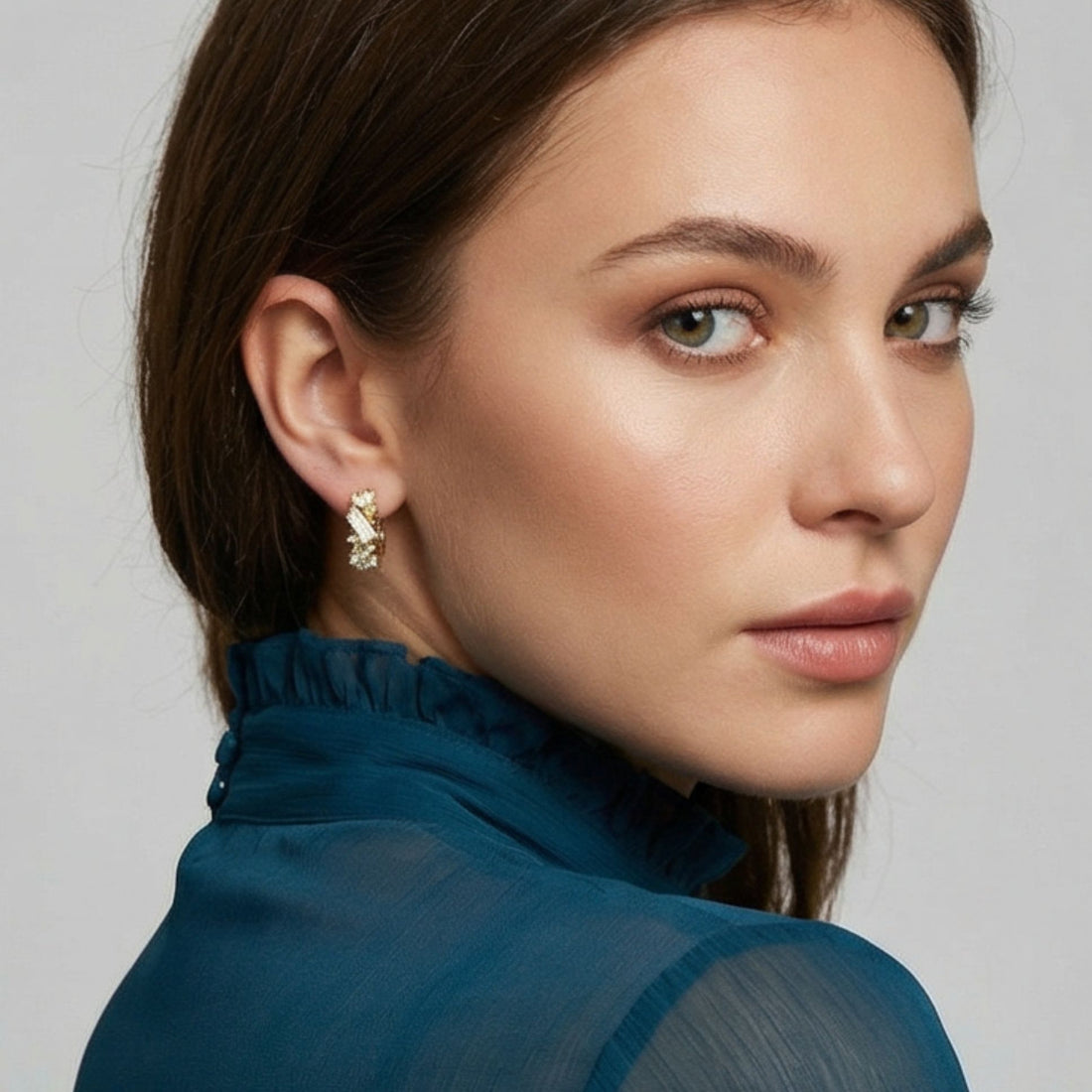 Détail des mini créoles Regina dorées pavées, boucles d’oreilles serties de zircons lumineux – Jossepo