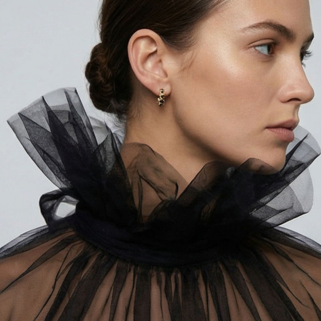 Mini créoles Simone en plaqué or, vue de profil sur oreille, boucles d’oreilles fines et lumineuses fabriquées en France – Jossepo