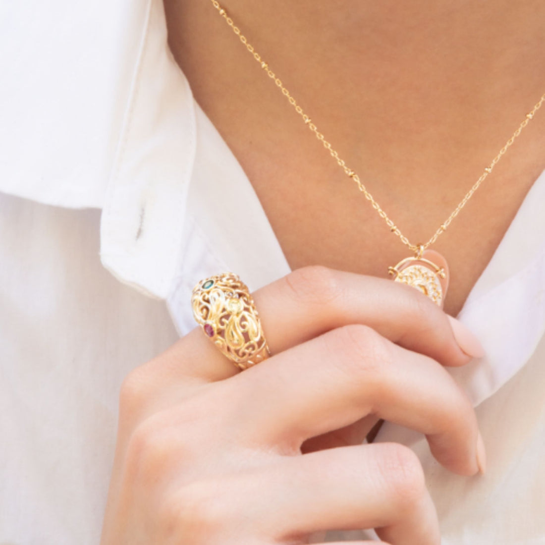 Bague dorée ajourée ornée de petites pierres de couleur en plaqué or 18 carats – Jossepo