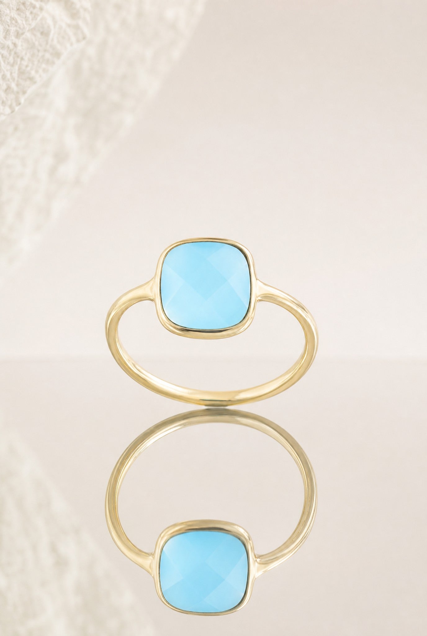 Détail bague Antonin zirconia bleue plaqué or 18 carats – Jossepo